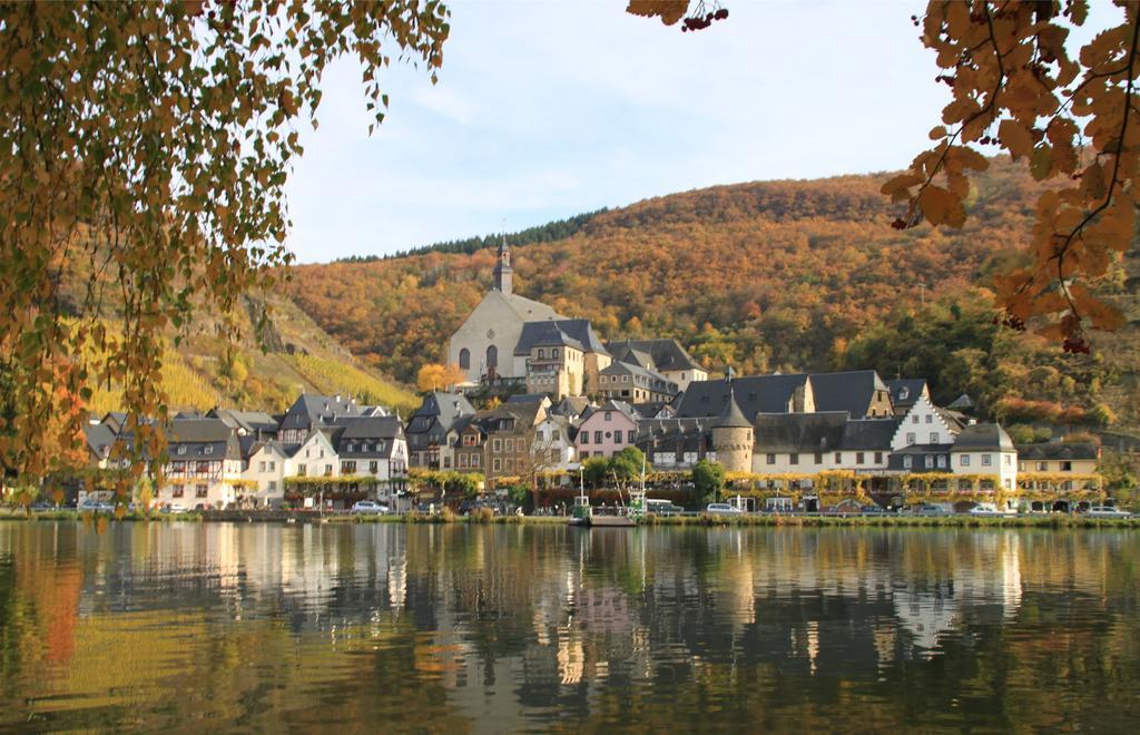 Hotel Haus Burg Metternich Байльштайн Экстерьер фото