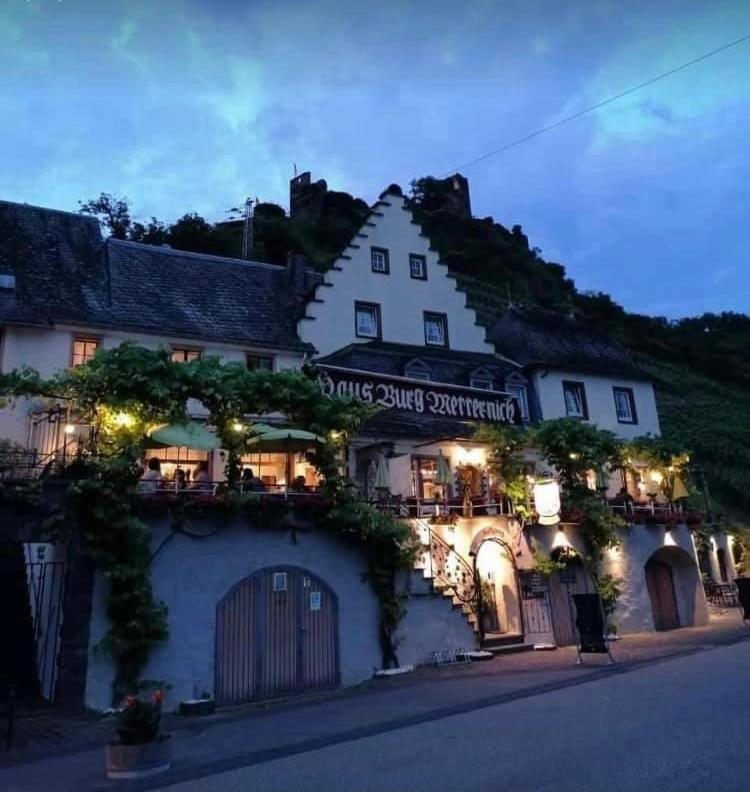Hotel Haus Burg Metternich Байльштайн Экстерьер фото